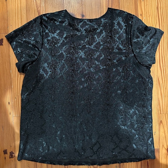 Black Snakeskin Print Velvet High Neck Tee NWT - Picture 2 of 4